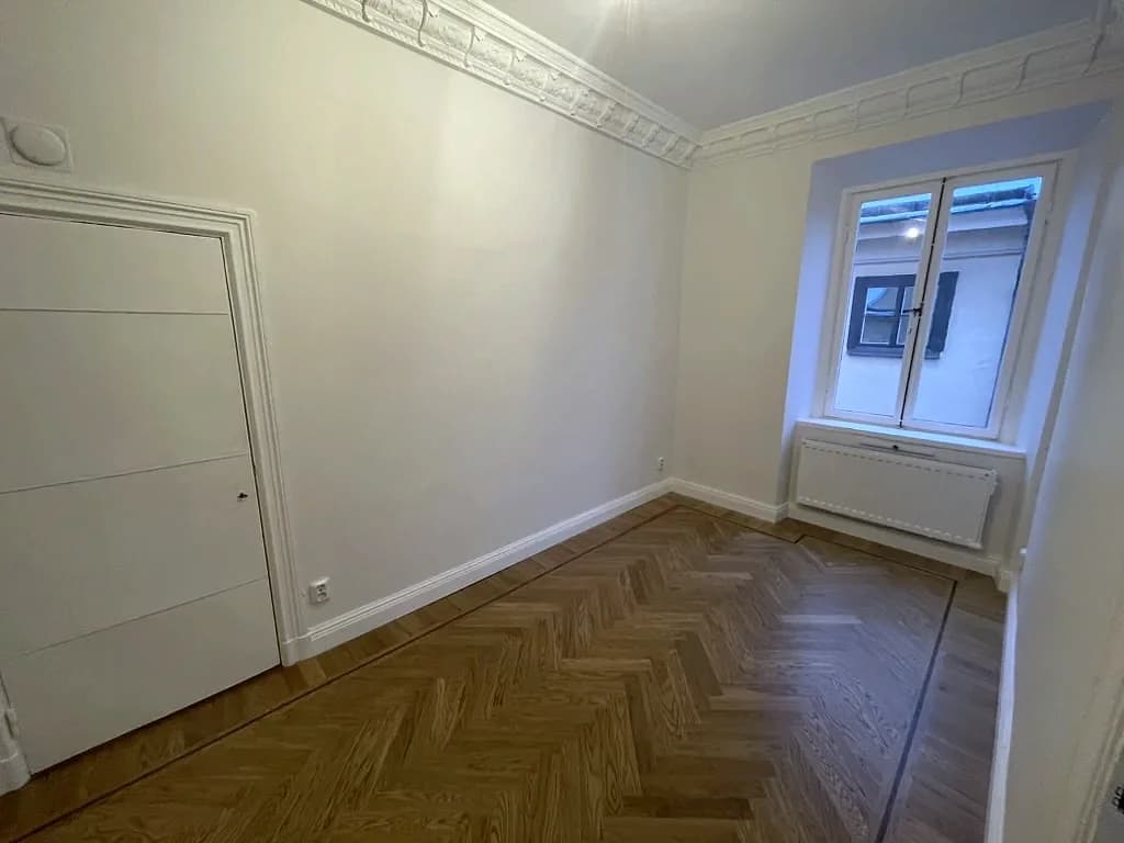 Kontorsrum med fiskbensparkett, profilerade foder och stuckatur