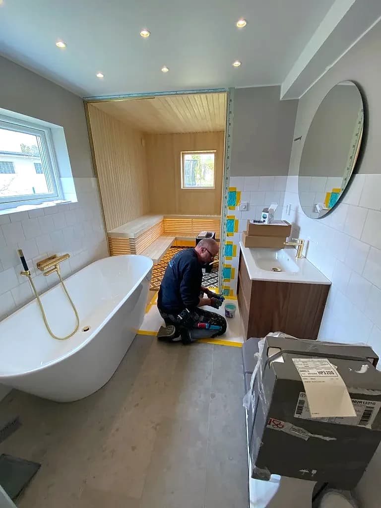 Badrummet under monteringen av kommoden