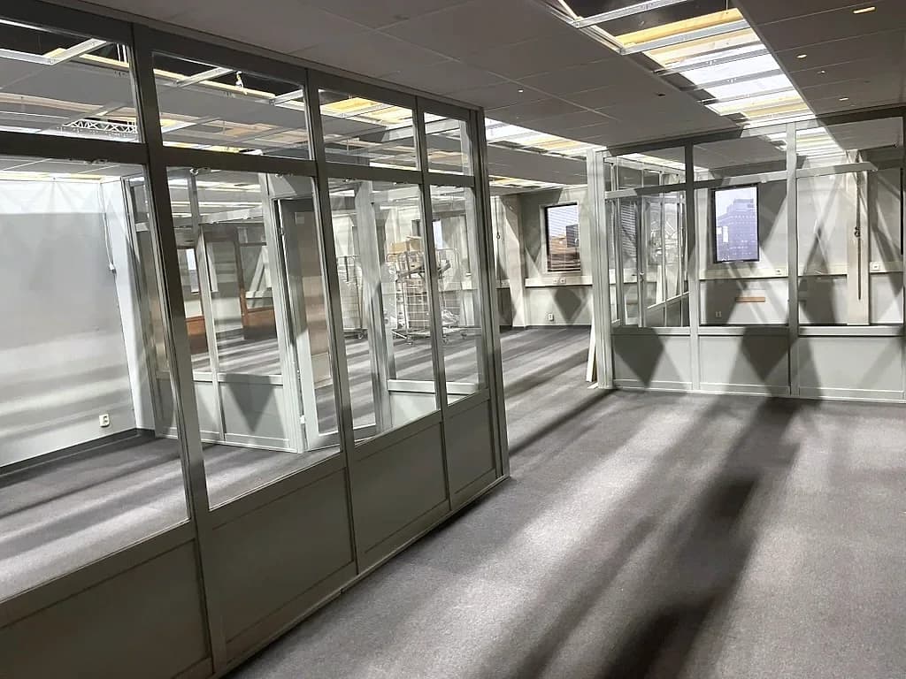 Glaspartier och rum i polisstationens inspelningsmiljö för Beck