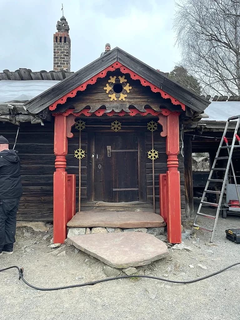 Dekorerad entré till tomtens hus på Skansen under arbetet