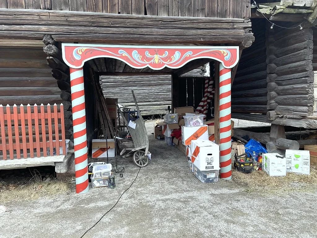 Dekorerad portal på Skansen med byggmaterial på plats under arbetet