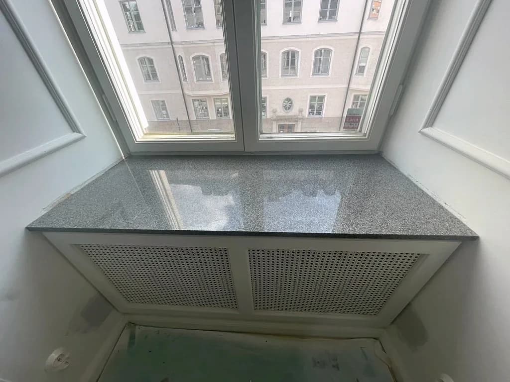 Fönsterbänk och elementskydd i fönsternischen