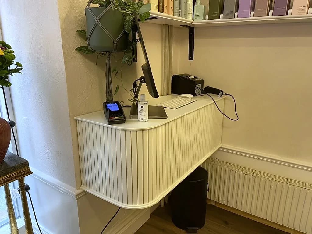 Rundad receptionsmöbel med ribbad front