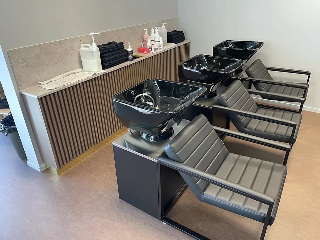 Schamponeringsplatser framför inredning med ribbfronter