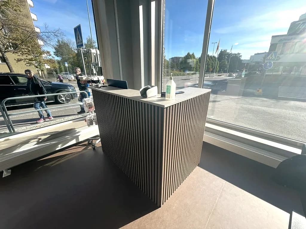 Receptionsdisk med ribbad front vid entrén