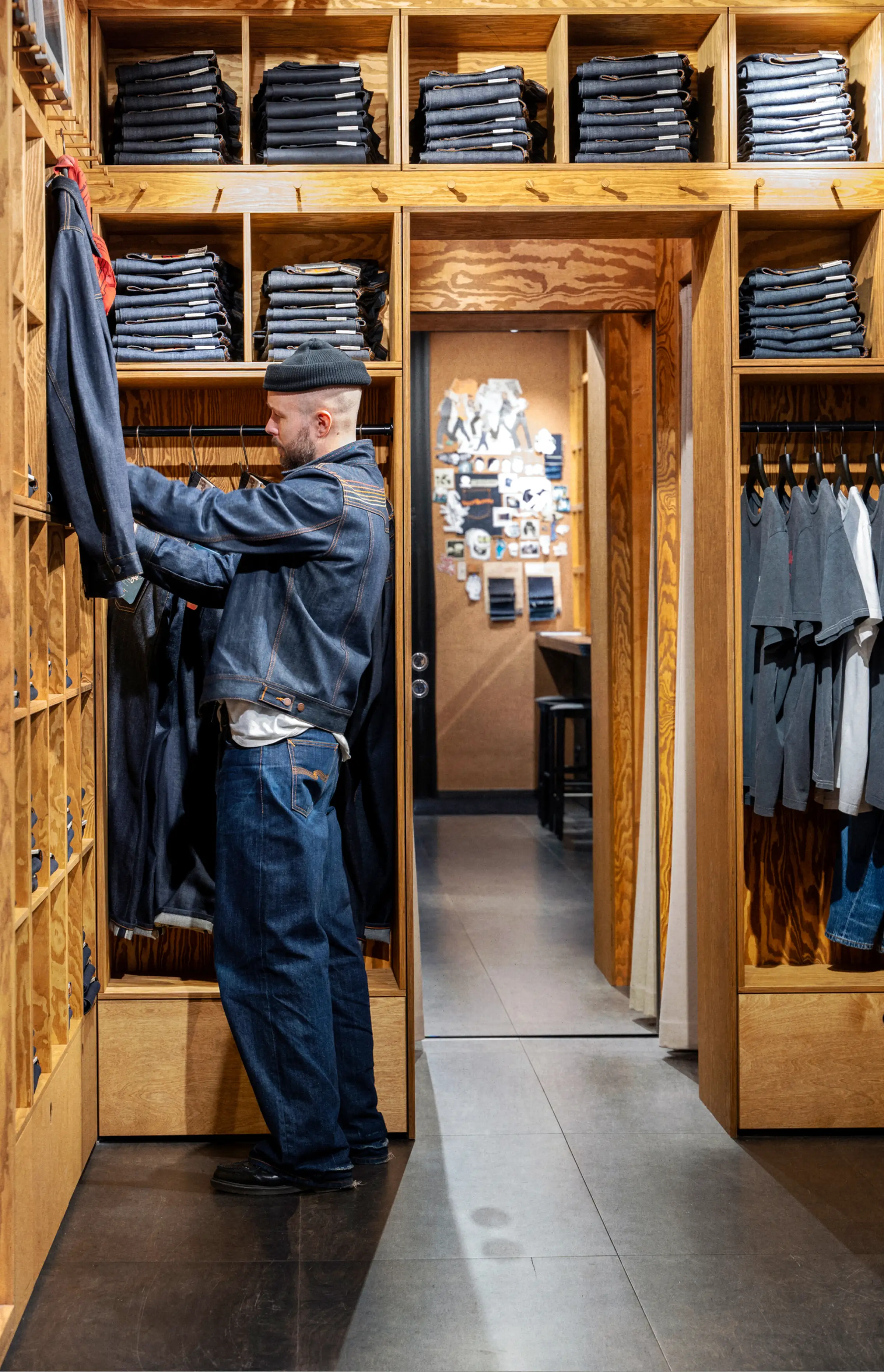 Nudie Jeans på Götgatan: hyllsystem i furuplywood, golv till tak