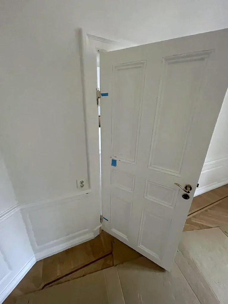 Spegeldörr och bröstpanel under färdigställandet