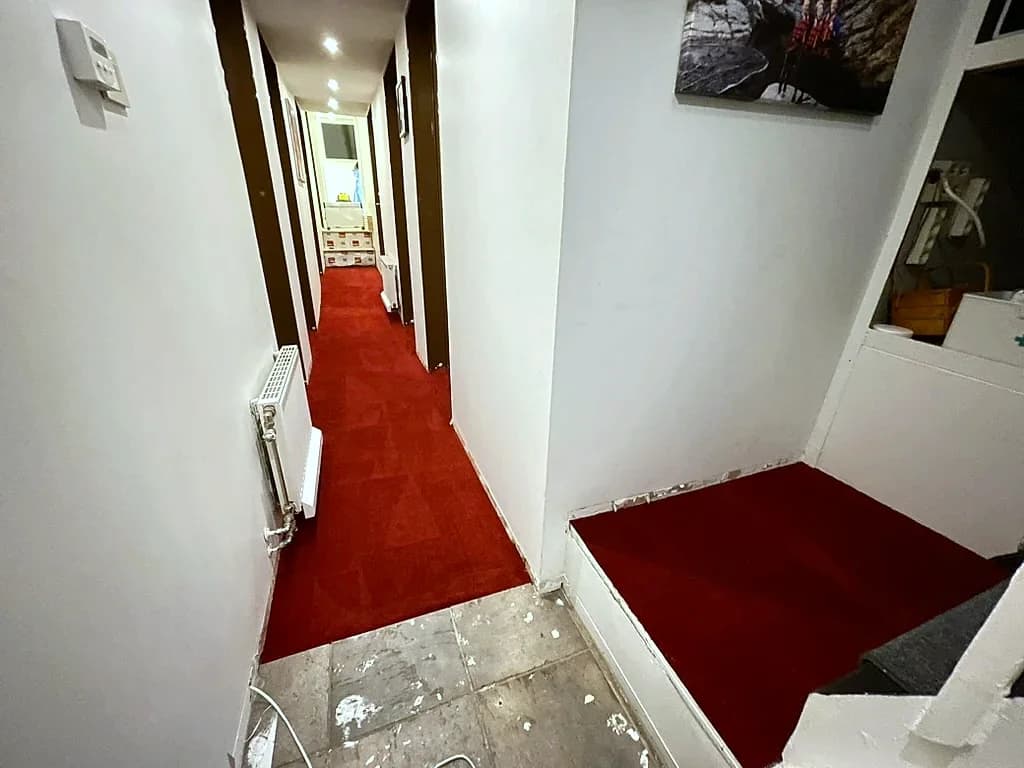 Passage med röd matta under renoveringen